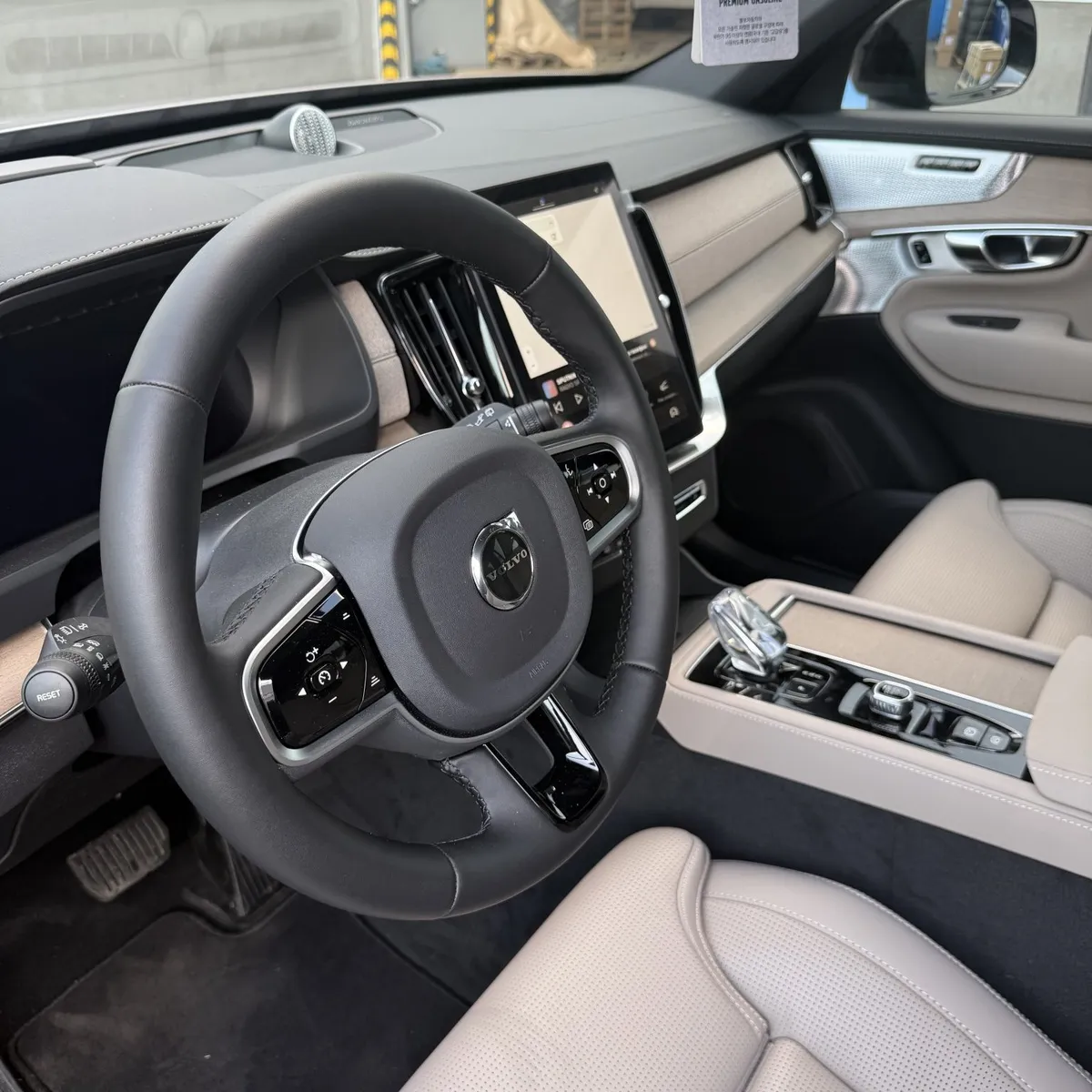 Volvo XC90 2.0 B6 mild hybrid AT AWD (7 мест) (300 л.с.) Ультра темный Серебристый в АВИЛОН. Слайд №5