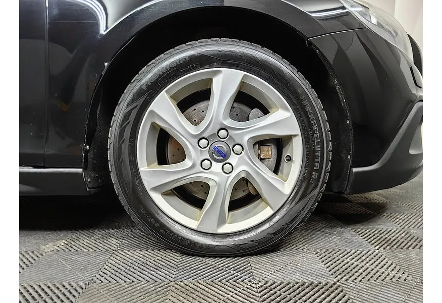 Volvo V40 1.5 T3 Drive-E Geartronic (152 л.с.) Kinetic Черный в АВИЛОН. Слайд №9