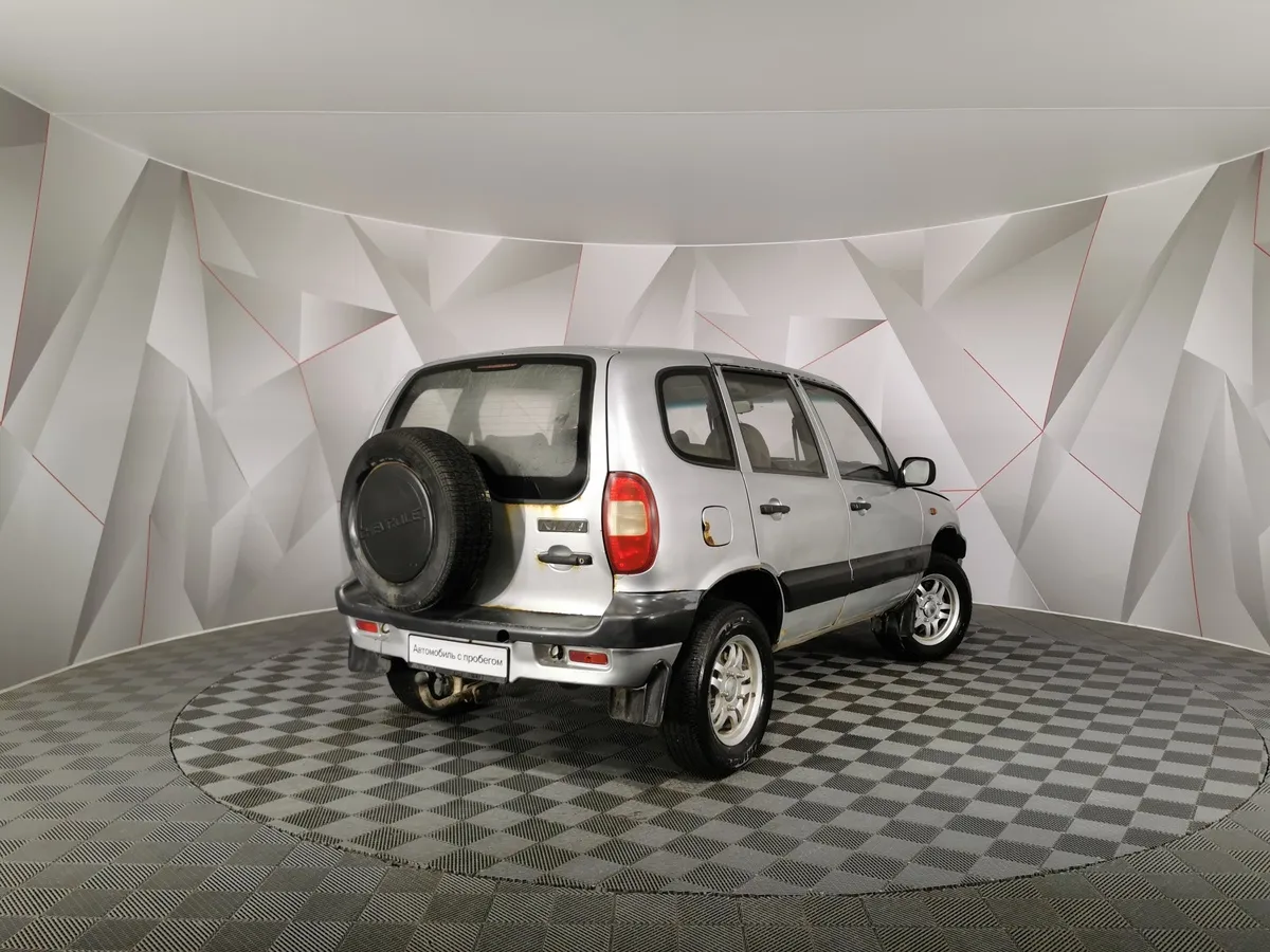 Chevrolet Niva 1.7 MT (80 л.с.) Серебристый в АВИЛОН. Слайд №2
