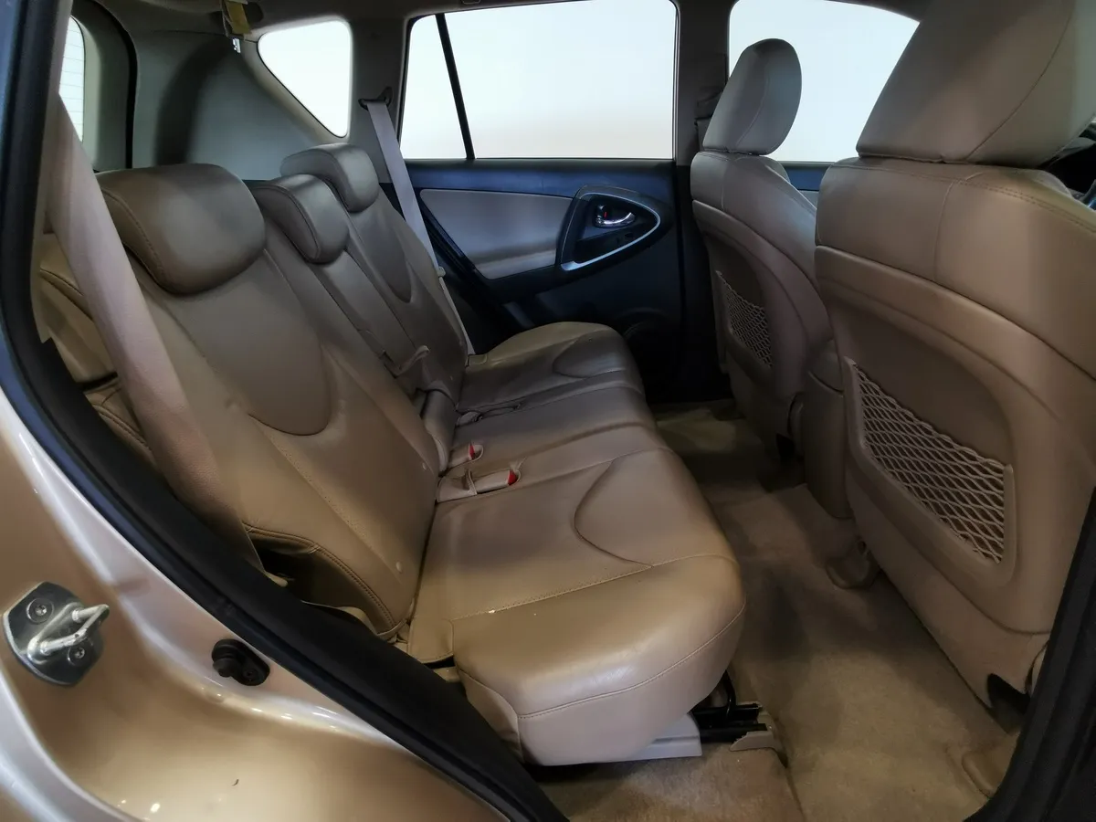 Toyota RAV4 2.0 CVT (148 л.с.) Стандарт Бежевый в АВИЛОН. Слайд №15