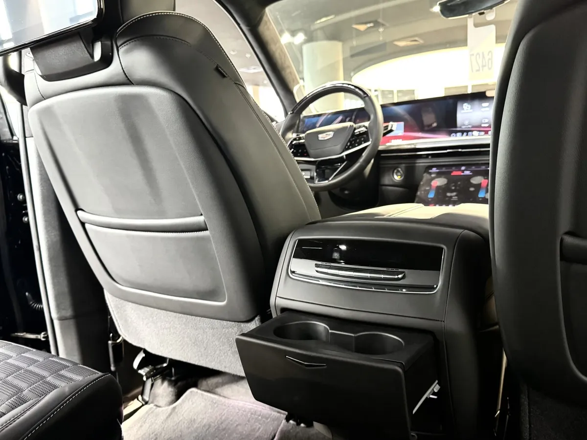 Cadillac Escalade V 6.2 AT 4WD (690 л.с.) V-series Черный в АВИЛОН. Слайд №15