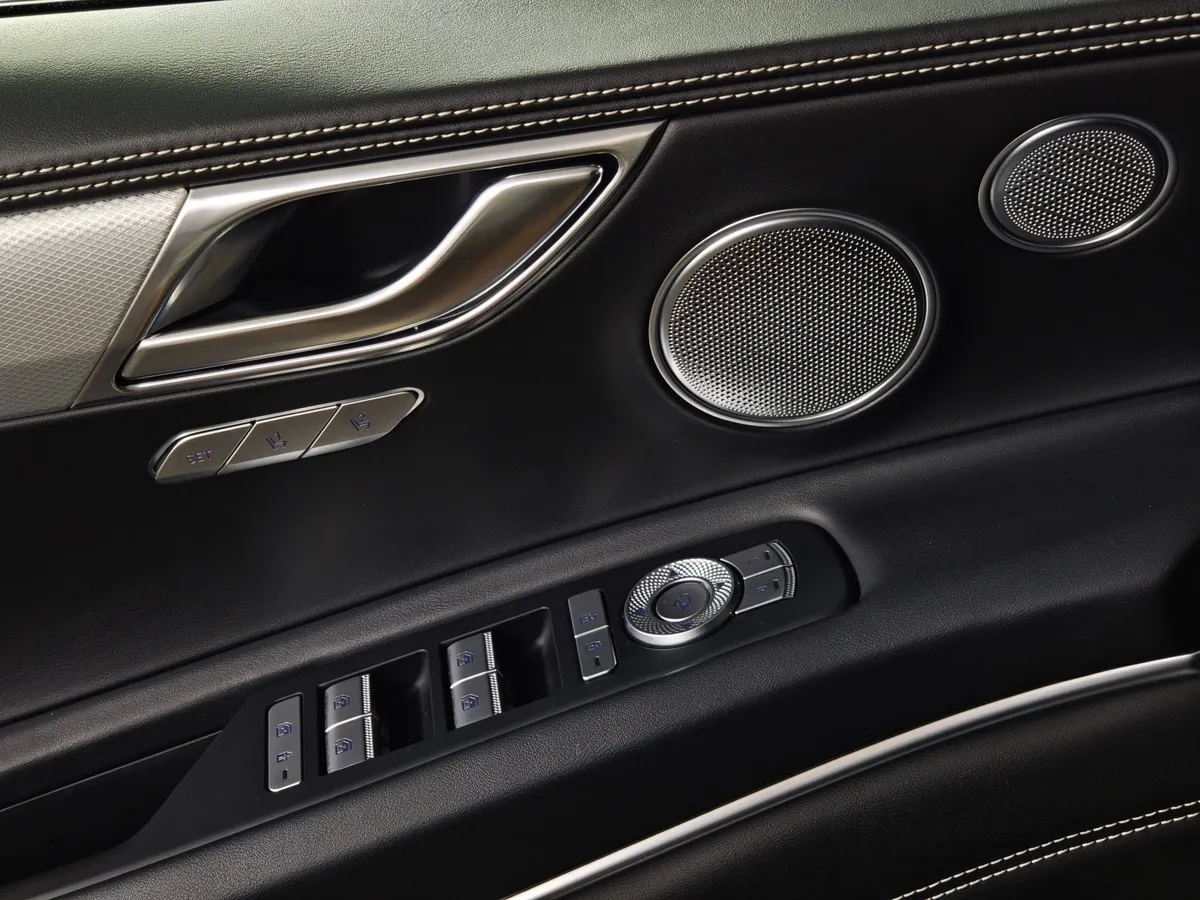 Genesis GV80 2.5 T-GDI 8AT 4WD 7 мест (249 л.с.) Premium + Comfort Серый в АВИЛОН. Слайд №21
