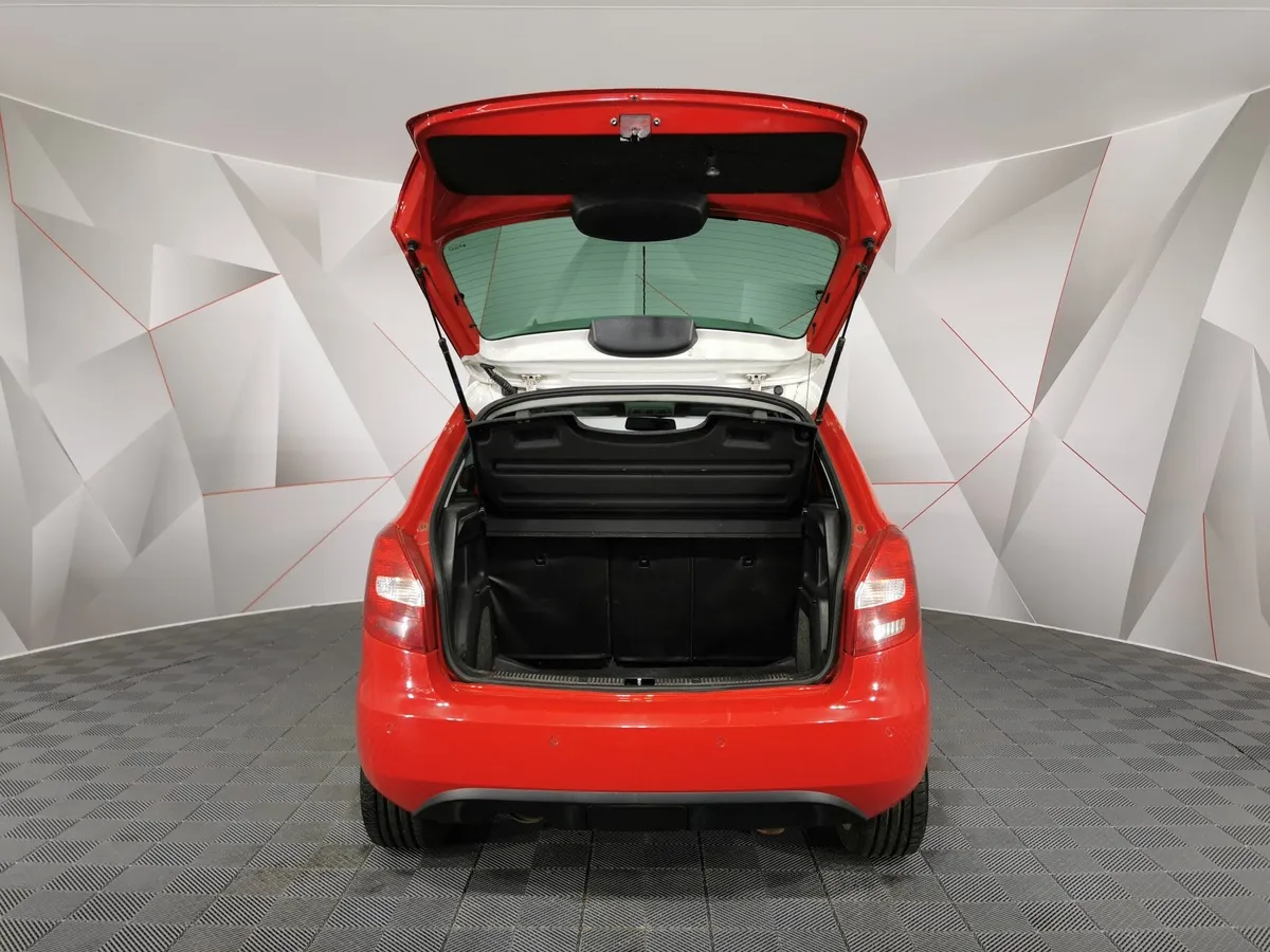 Skoda Fabia 1.6 MT (105 л.с.) Ambiente Красный в АВИЛОН. Слайд №11
