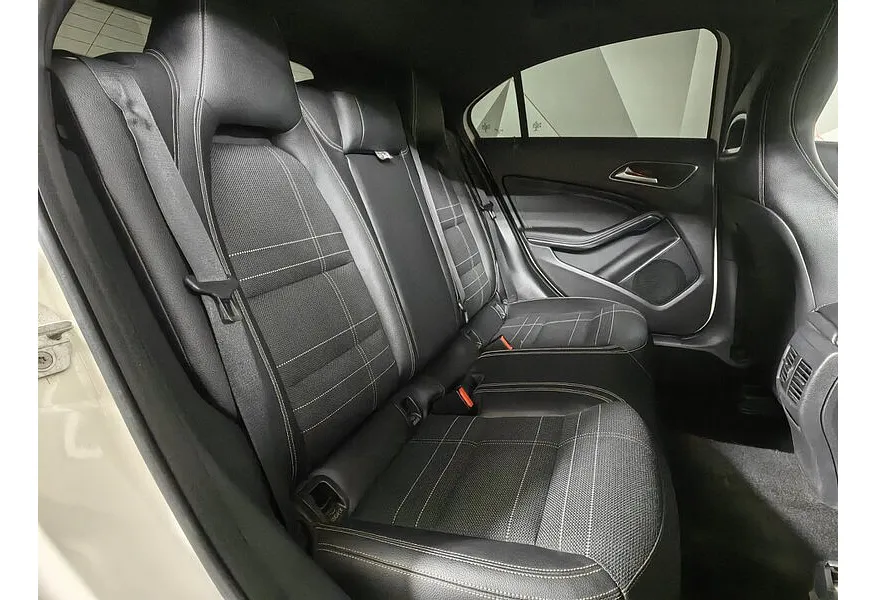 Mercedes-Benz A-Класс A 180 7G-DCT (122 л.с.) Особая серия Белый в АВИЛОН. Слайд №16