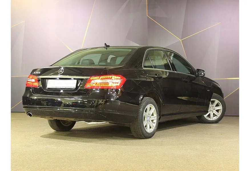 Mercedes-Benz E-Класс E 200 T BlueEfficiency 7G-Tronic Plus (184 л.с.) Черный в АВИЛОН. Слайд №4
