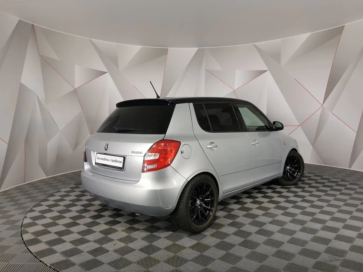 Skoda Fabia 1.6 AT (105 л.с.) Серебристый в АВИЛОН. Слайд №2