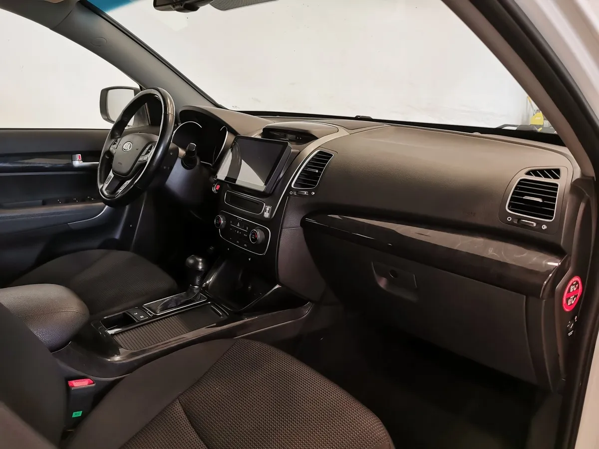 Kia Sorento 2.4 AT 4WD (175 л.с.) Comfort Белый в АВИЛОН. Слайд №11