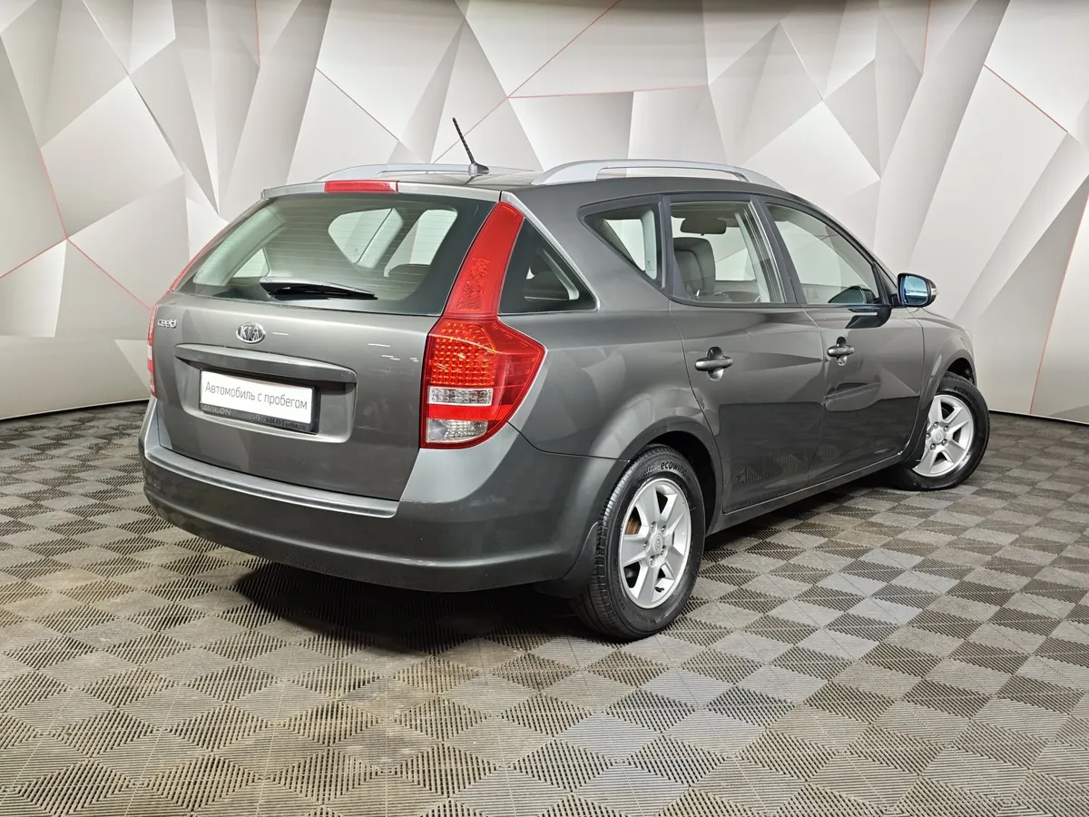 Kia Ceed 1.6 AT (130 л.с.) Серебристый в АВИЛОН. Слайд №2