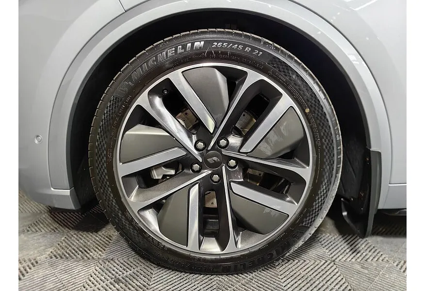 Li Auto L9 1.5 AT 4WD (449 л.с.) Ultra Серый в АВИЛОН. Слайд №6