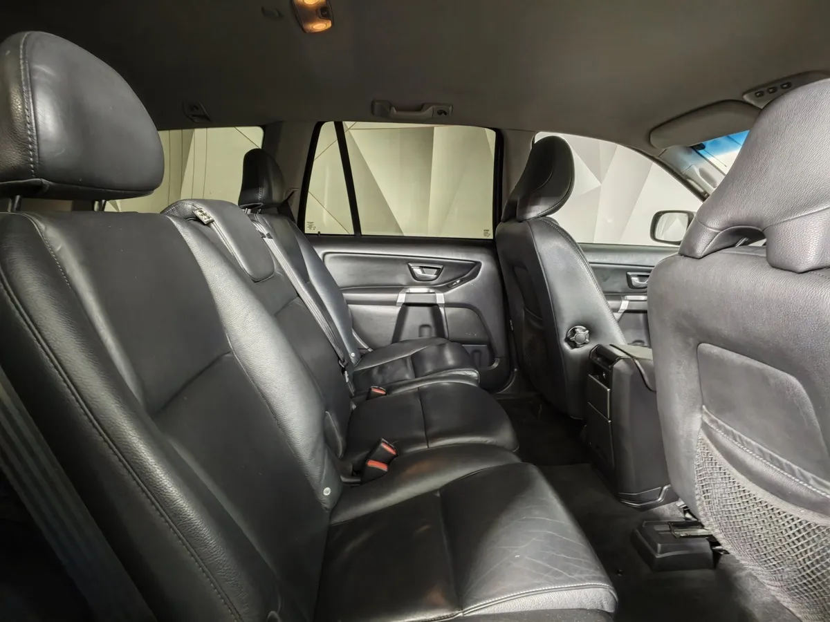 Volvo XC90 2.5 T5 Geartronic AWD (5 мест) (210 л.с.) Серебристый в АВИЛОН. Слайд №14