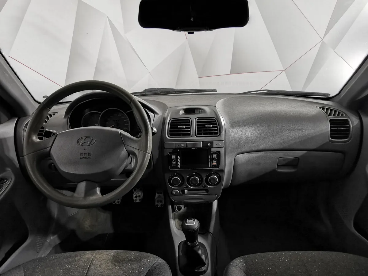 Hyundai Accent 1.5 MT (99 л.с.) Бежевый в АВИЛОН. Слайд №12