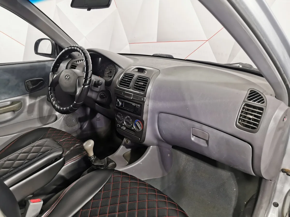 Hyundai Accent 1.5 MT (102 л.с.) Серебристый в АВИЛОН. Слайд №12