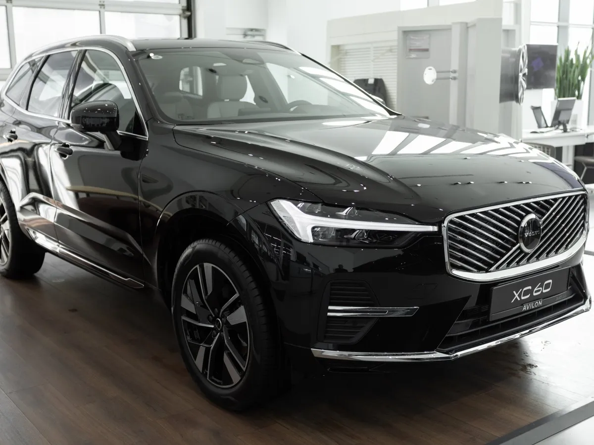Volvo XC60 2.0 AT AWD (264 л.с.) Luxury Edition Черный в АВИЛОН. Слайд №2