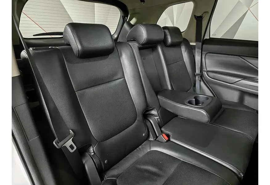Mitsubishi Outlander 2.4 CVT 4WD (167 л.с.) Белый в АВИЛОН. Слайд №15
