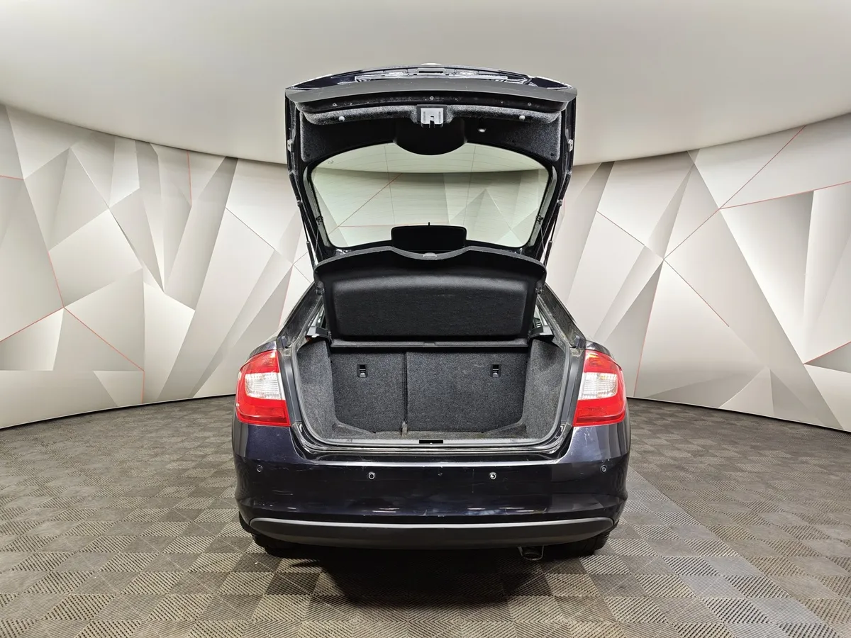 Skoda Rapid 1.6 MT (105 л.с.) Черный в АВИЛОН. Слайд №10