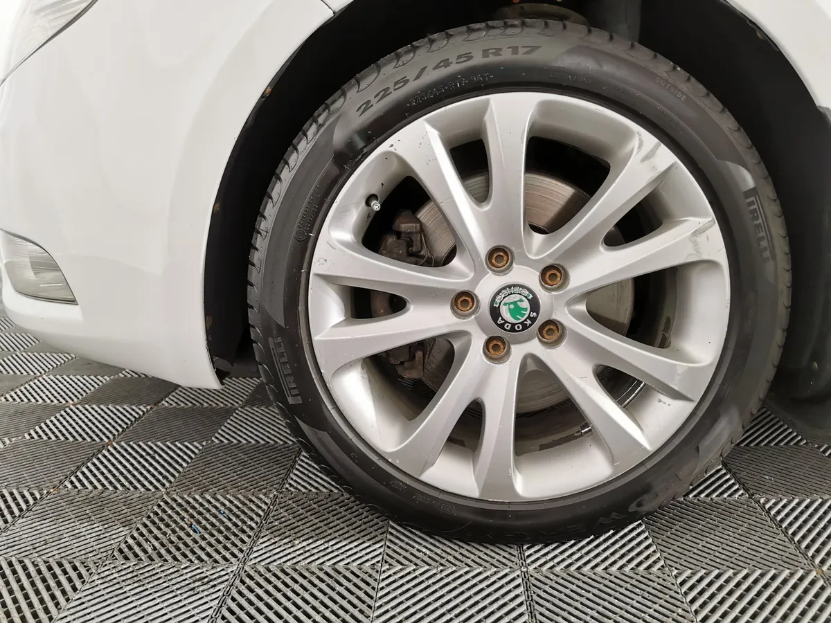 Skoda Superb 1.8 TSI DSG (152 л.с.) Белый в АВИЛОН. Слайд №9