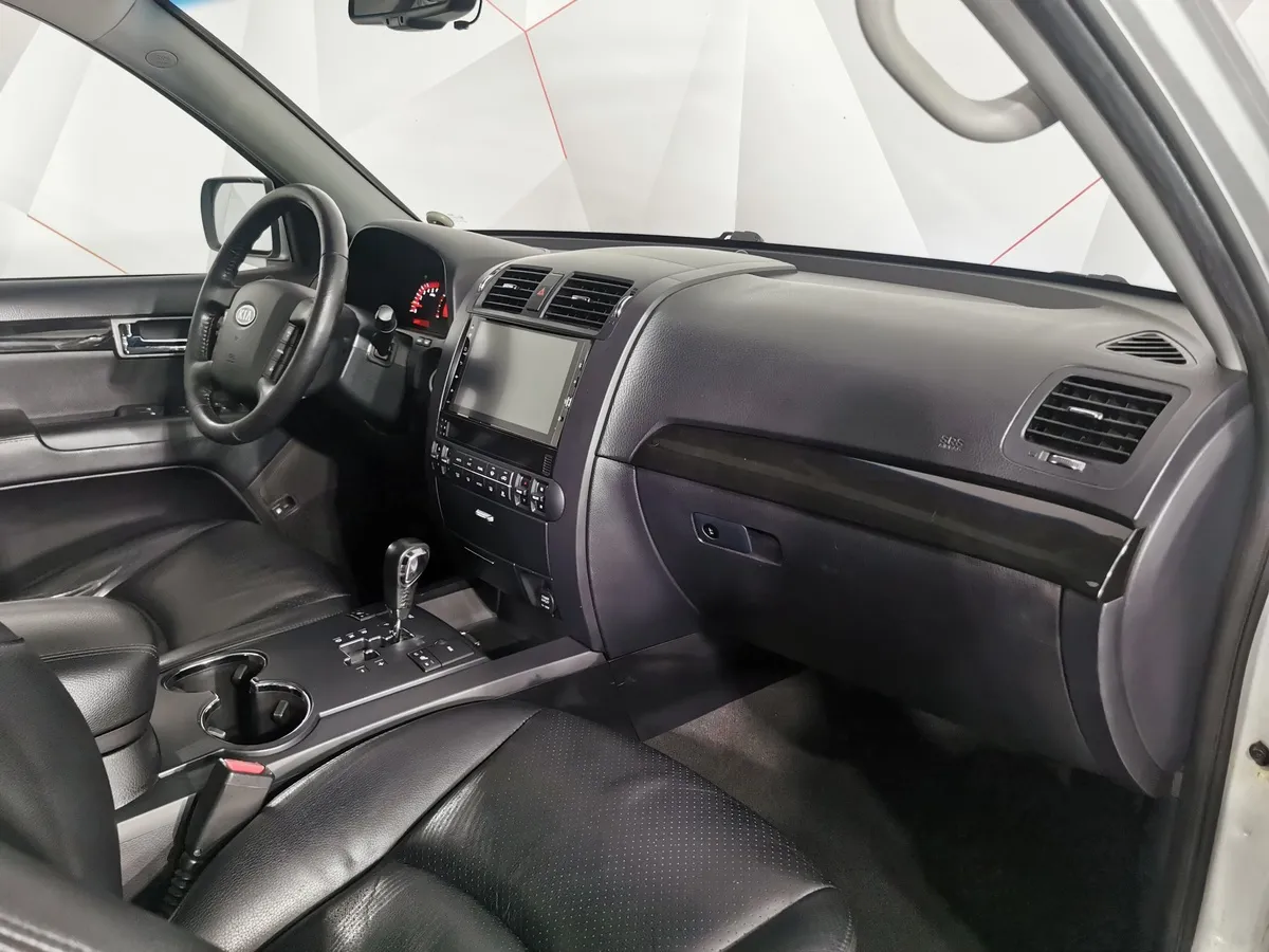Kia Mohave 3.0 CRDi AT AWD (250 л.с.) Серебристый в АВИЛОН. Слайд №12