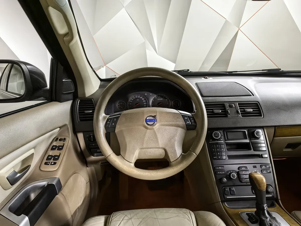 Volvo XC90 2.5 T5 Geartronic AWD (5 мест) (210 л.с.) Черный в АВИЛОН. Слайд №17