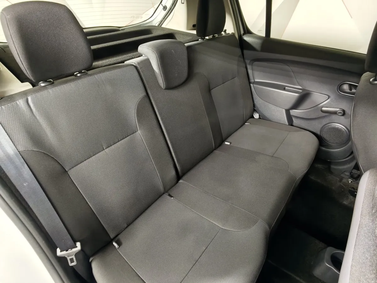 Renault Sandero 1.6 AT (102 л.с.) Белый в АВИЛОН. Слайд №17