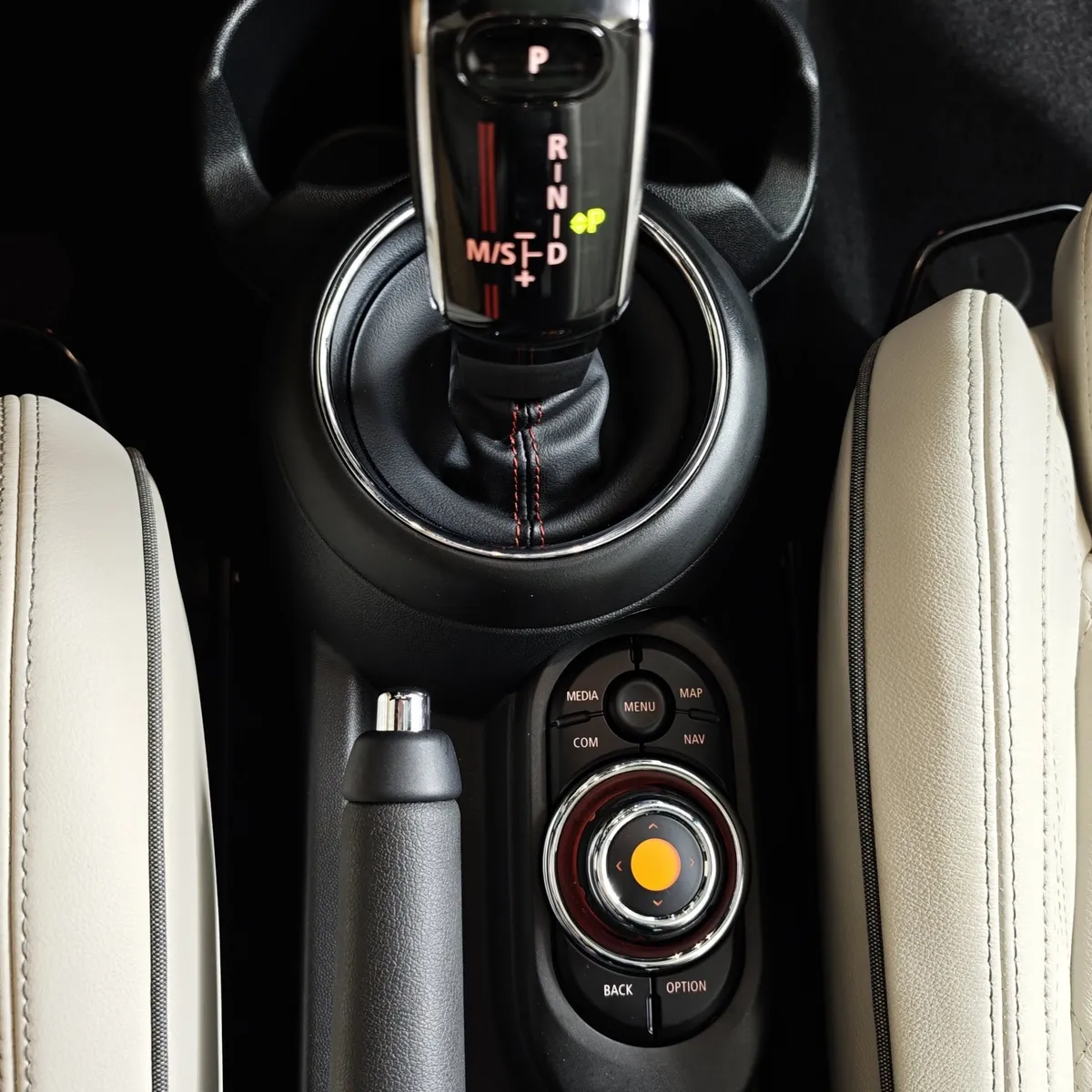MINI 3 двери Cooper S 2.0 AT (192 л.с.) Черный в АВИЛОН. Слайд №17