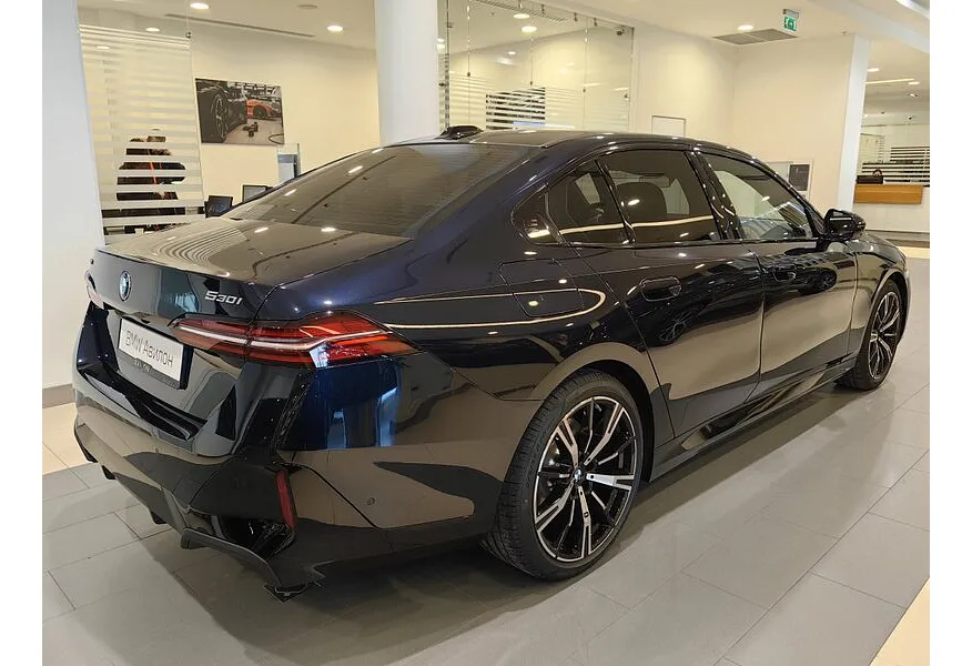 BMW 5 серия 530i xDrive AT (252 л.с.) Черный в АВИЛОН. Слайд №2