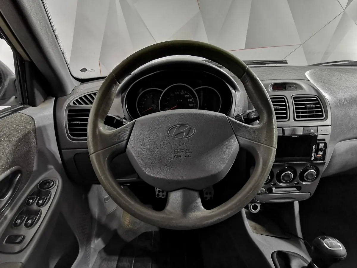 Hyundai Accent 1.5 MT (99 л.с.) Бежевый в АВИЛОН. Слайд №18