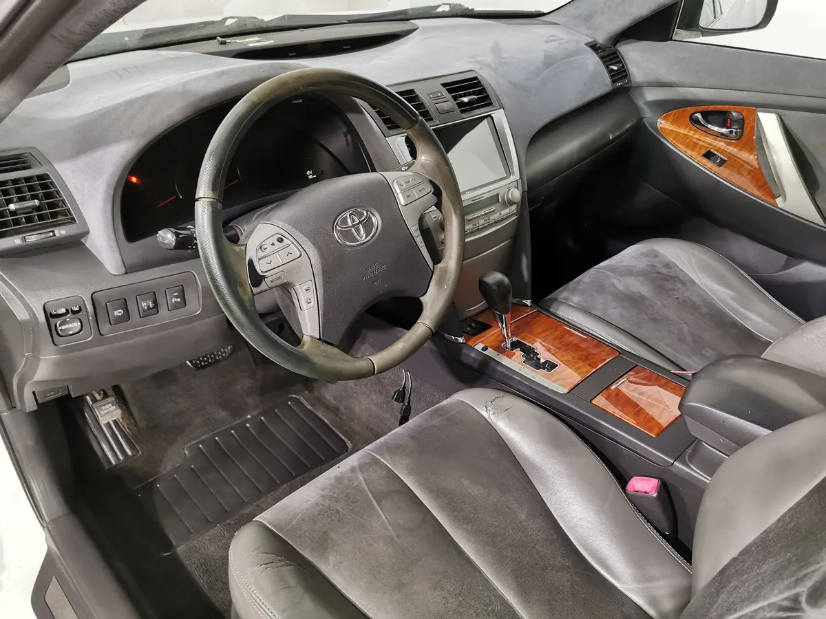 Toyota Camry 2.4 VVT-i AT (167 л.с.) Белый в АВИЛОН. Слайд №18