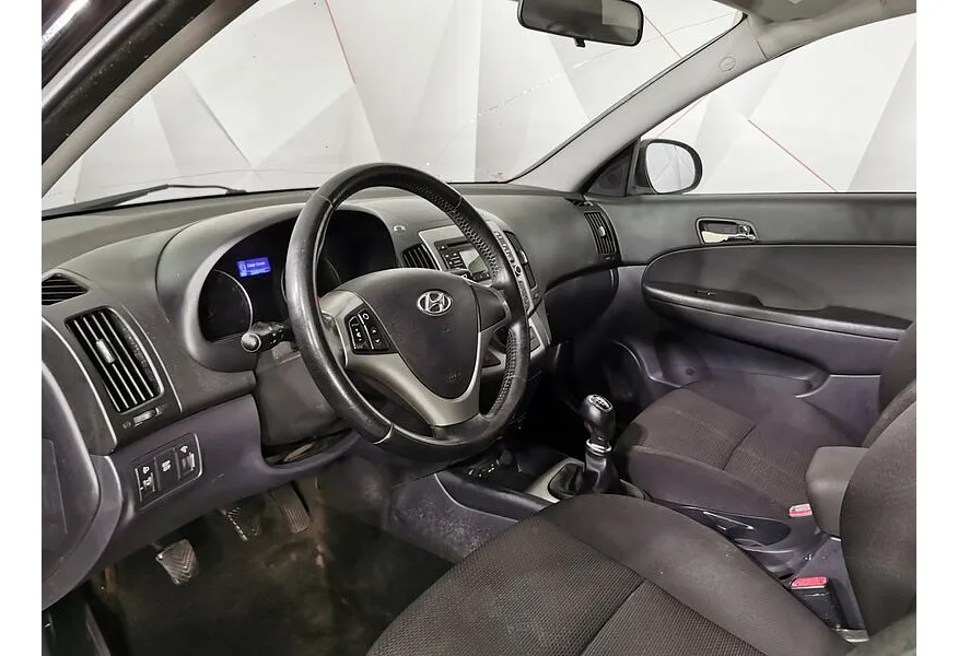 Hyundai i30 1.6 MT (122 л.с.) Черный в АВИЛОН. Слайд №19