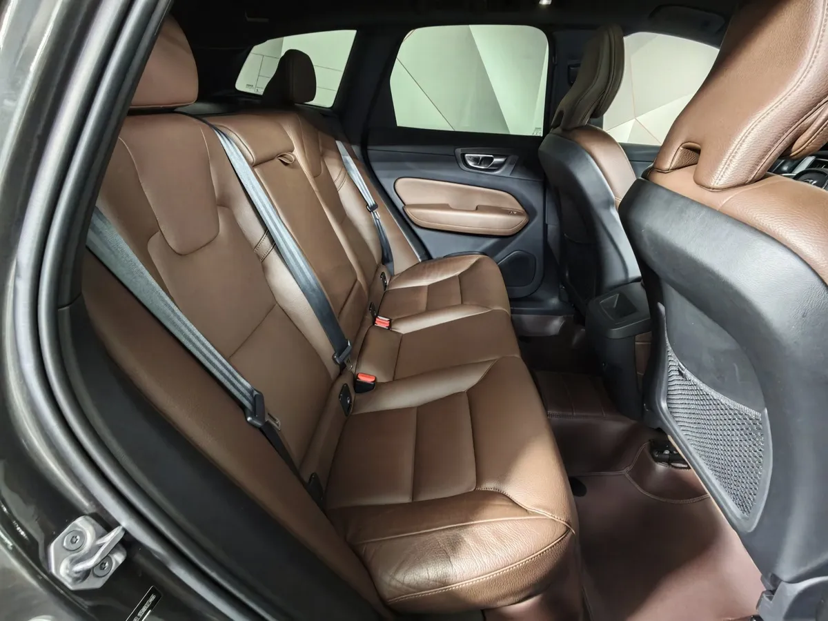 Volvo XC60 2.0 AT AWD (264 л.с.) Luxury Edition Коричневый в АВИЛОН. Слайд №16