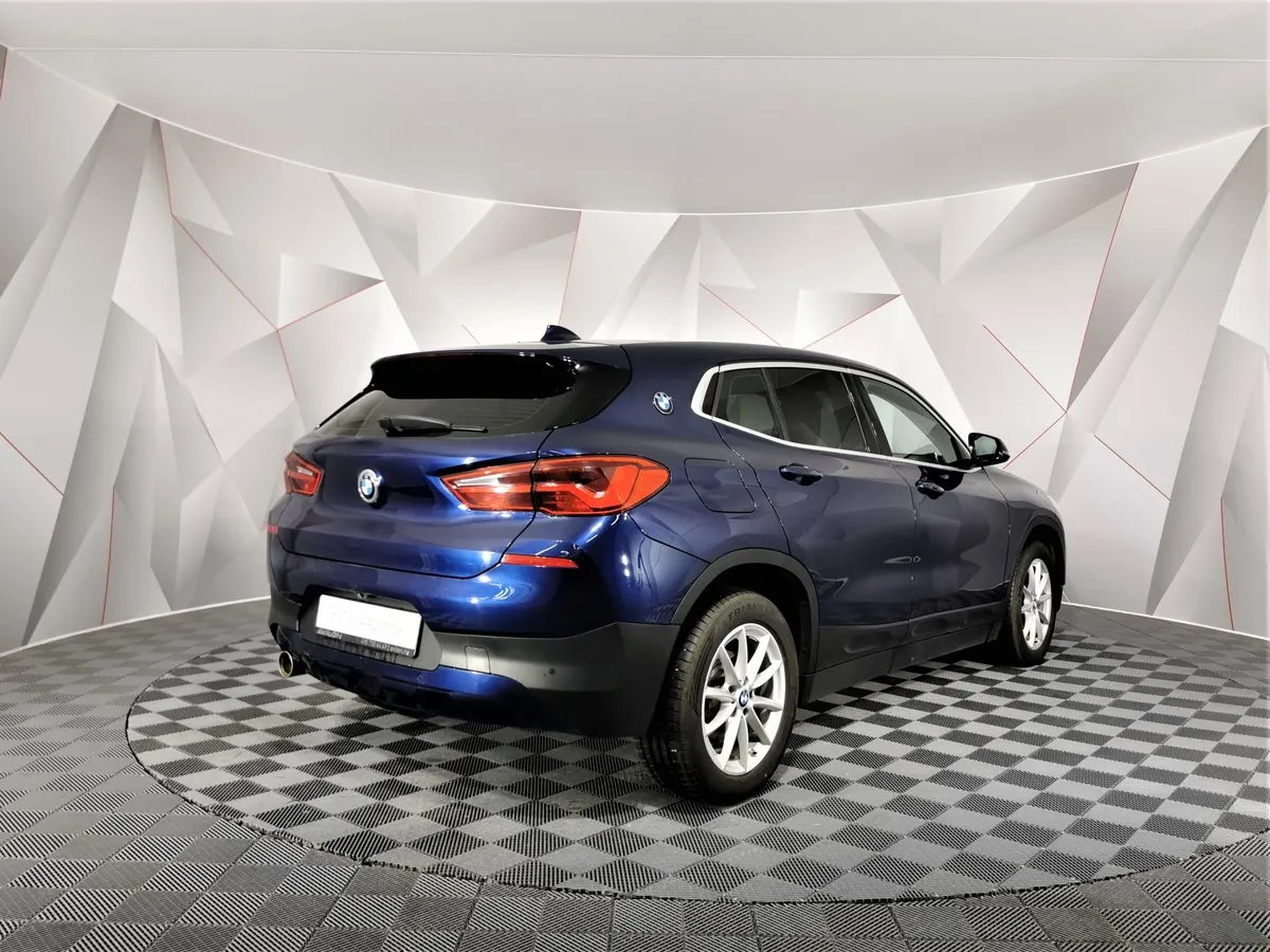 BMW X2 18i sDrive AMT (140 л.с.) Advantage Синий в АВИЛОН. Слайд №2