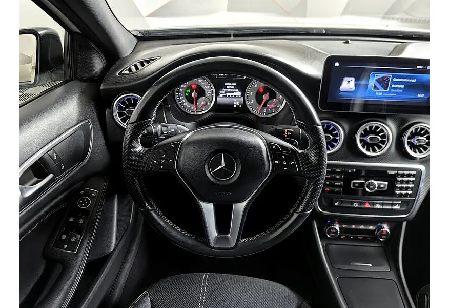 Mercedes-Benz A-Класс A 180 7G-DCT (122 л.с.) Особая серия Белый в АВИЛОН. Слайд №20