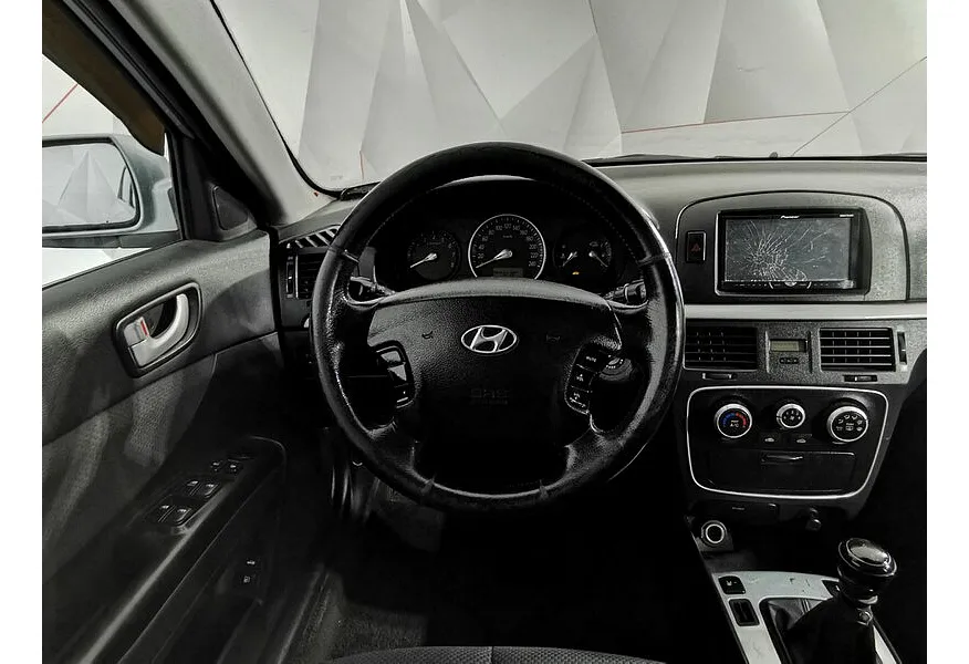 Hyundai Sonata 2.0 MT (144 л.с.) Серебристый в АВИЛОН. Слайд №19