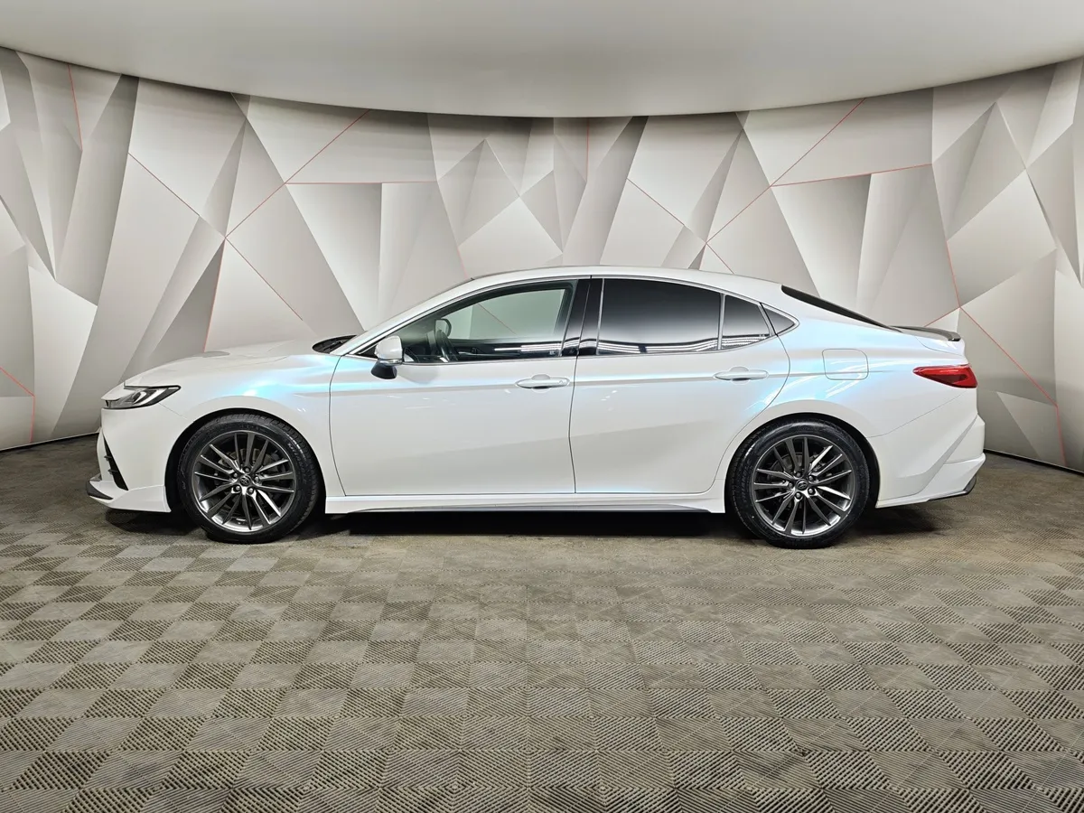 Toyota Camry 2.0h CVT (197 л.с.) Sport Plus Белый в АВИЛОН. Слайд №5