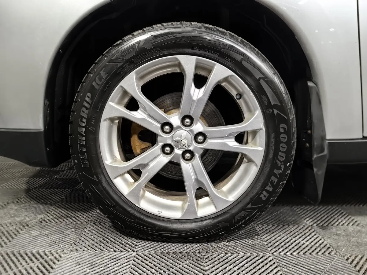 Mitsubishi Outlander 2.4 CVT 4WD (167 л.с.) Серебристый в АВИЛОН. Слайд №9