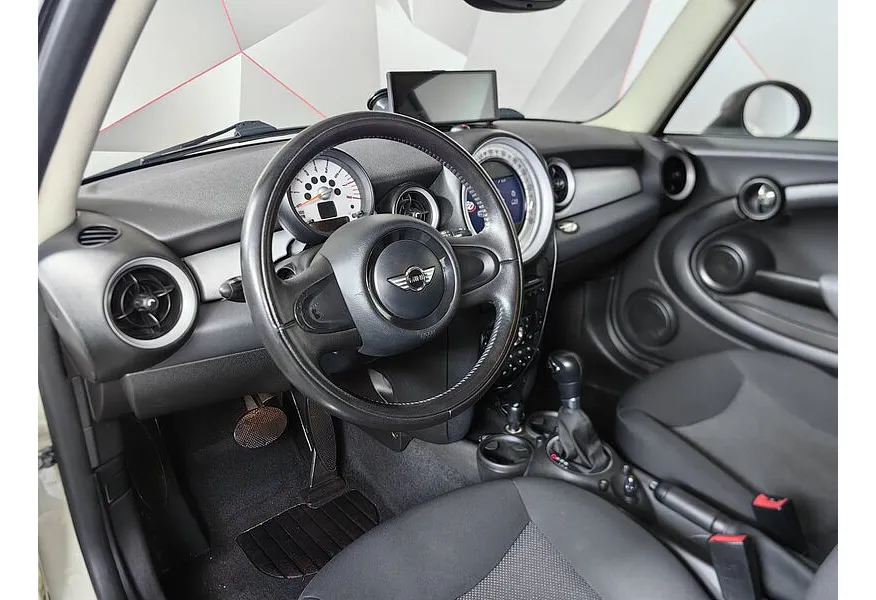 MINI Clubman 1.6 AT (120 л.с.) Белый в АВИЛОН. Слайд №12