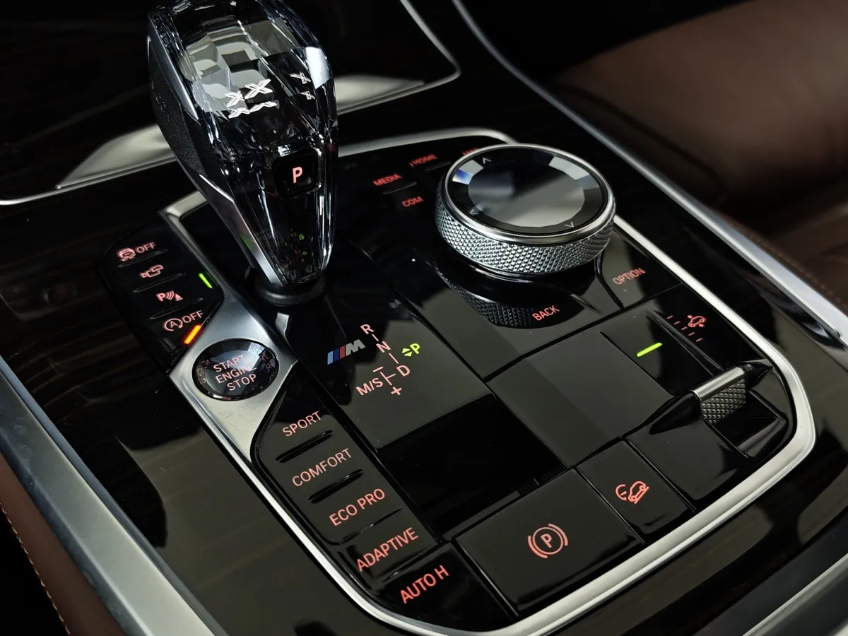 BMW X5 M50d Steptronic xDrive (400 л.с.) M Special Бежевый в АВИЛОН. Слайд №17
