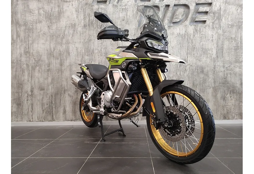 LIVE. Слайд №2