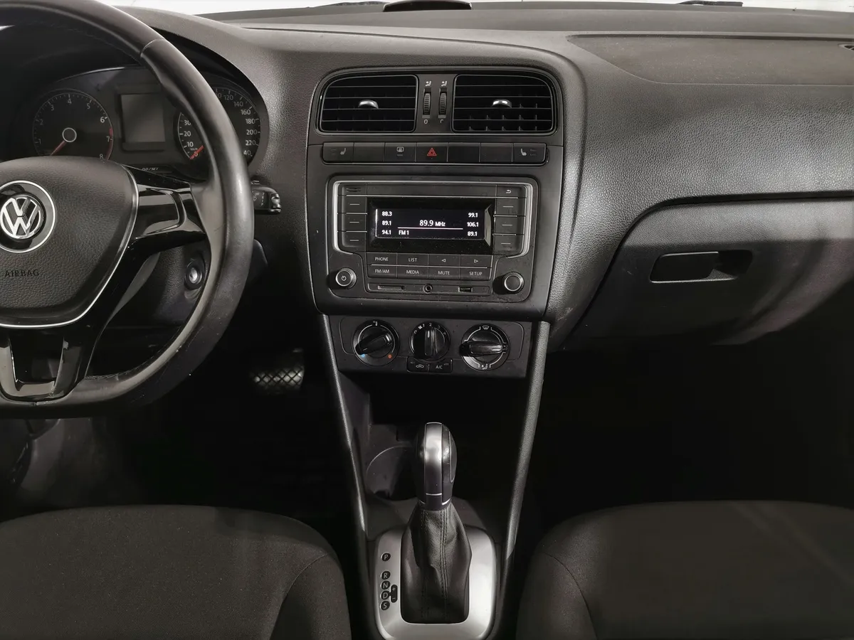 Volkswagen Polo 1.6 MPI AT (110 л.с.) Бежевый в АВИЛОН. Слайд №14