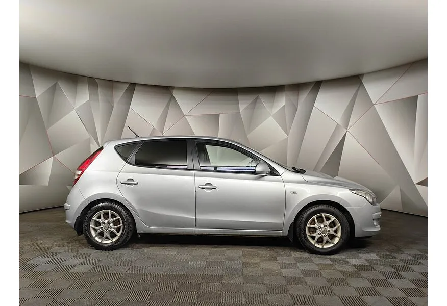 Hyundai i30 1.6 MT (122 л.с.) Серебристый в АВИЛОН. Слайд №6