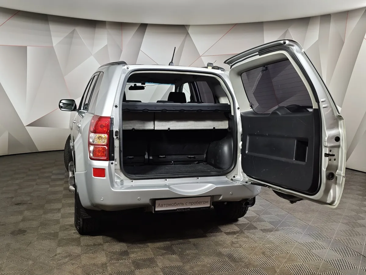 Suzuki Grand Vitara 2.0 AT (140 л.с.) Серебристый в АВИЛОН. Слайд №12