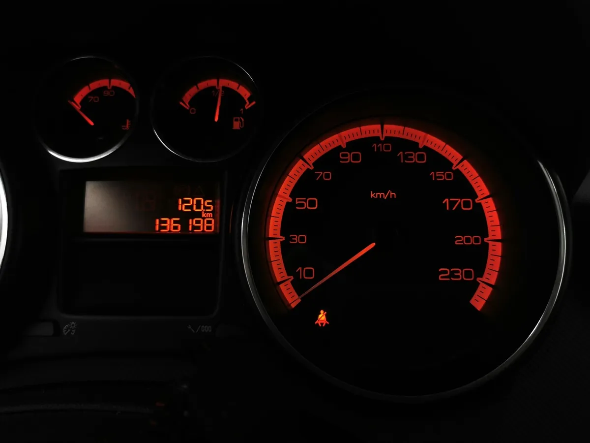 Peugeot 408 1.6 HDi MT (114 л.с.) Active Серый в АВИЛОН. Слайд №17