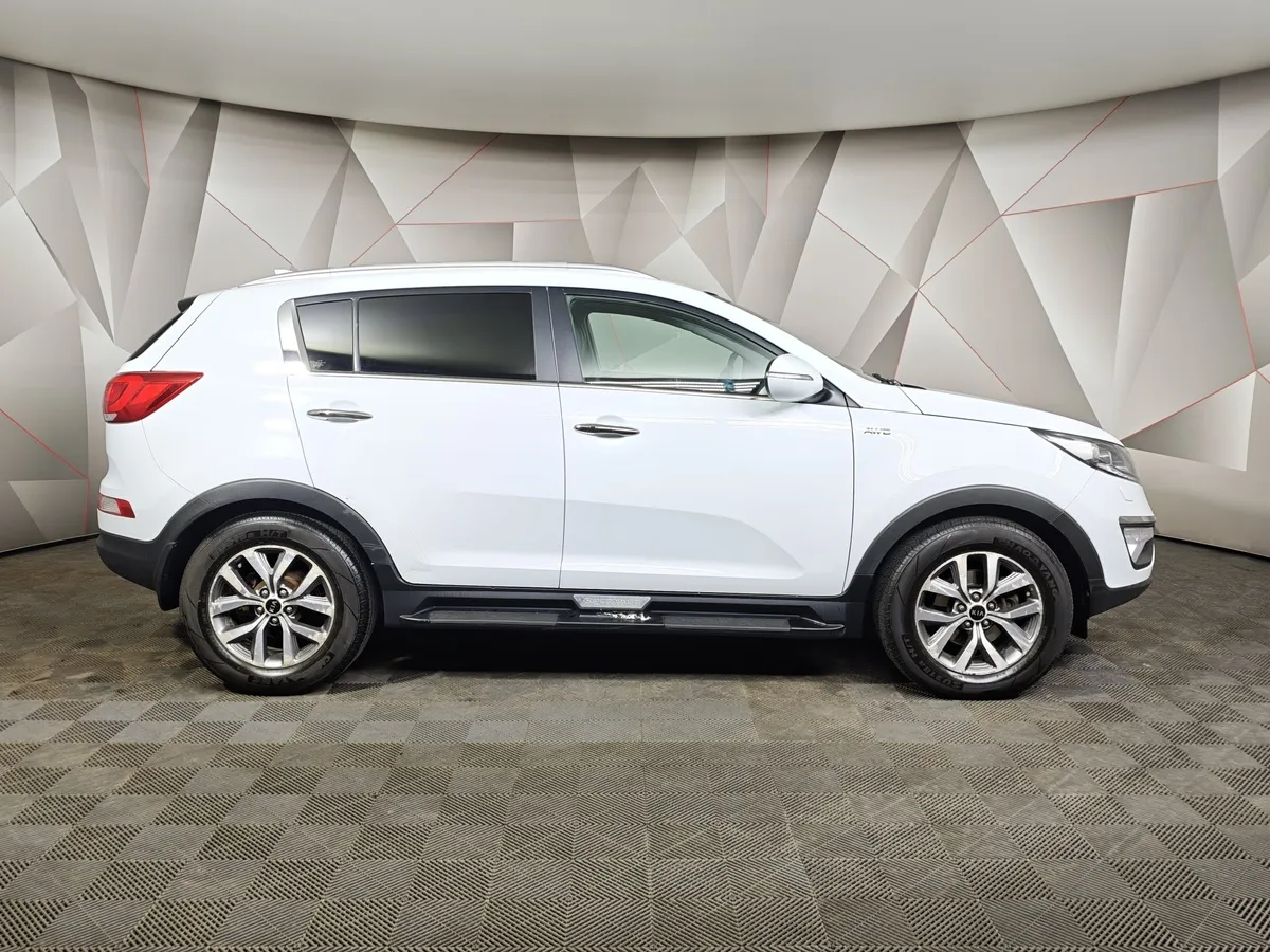 Kia Sportage 2.0 AT 4WD (150 л.с.) Luxe Белый в АВИЛОН. Слайд №6