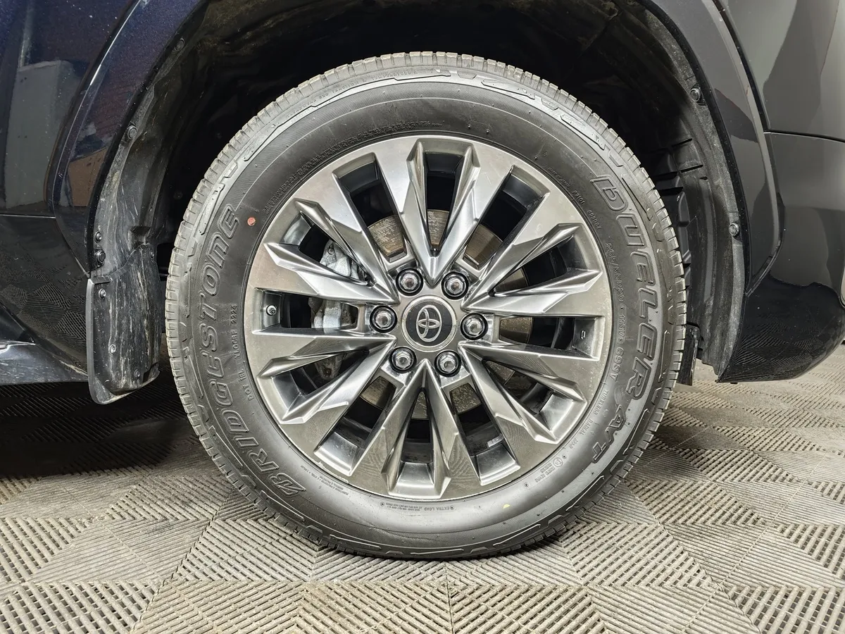 Toyota Land Cruiser 3.4 V6 AT 4WD (299 л.с.) 70th Anniversary Черный в АВИЛОН. Слайд №9