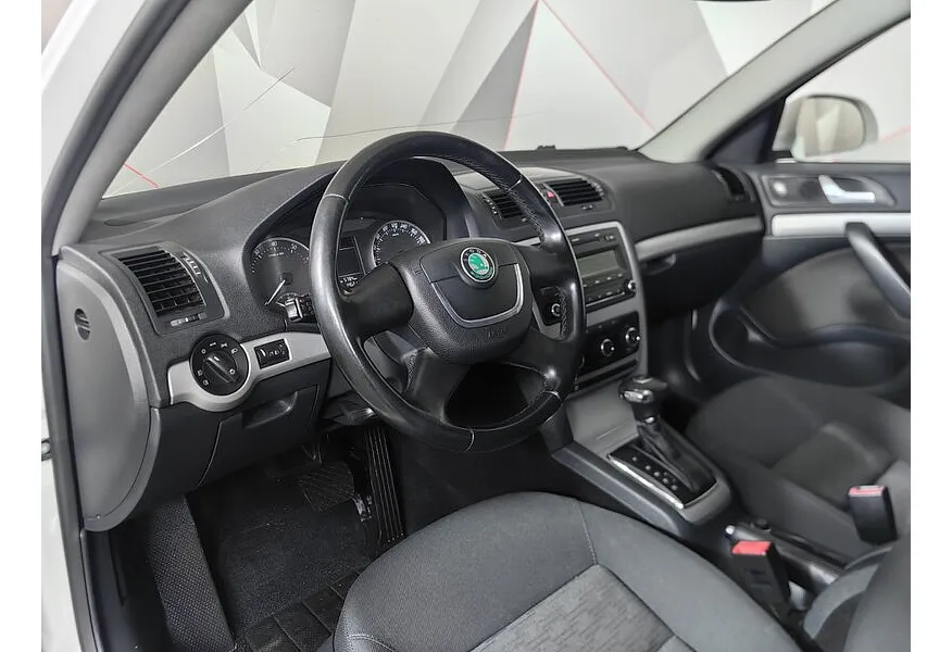Skoda Octavia 1.6 MPI AT (102 л.с.) Белый в АВИЛОН. Слайд №17