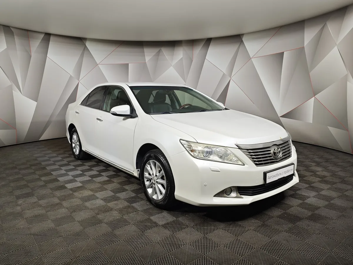 Toyota Camry 2.5 AT (181 л.с.) Стандарт Белый в АВИЛОН. Слайд №3