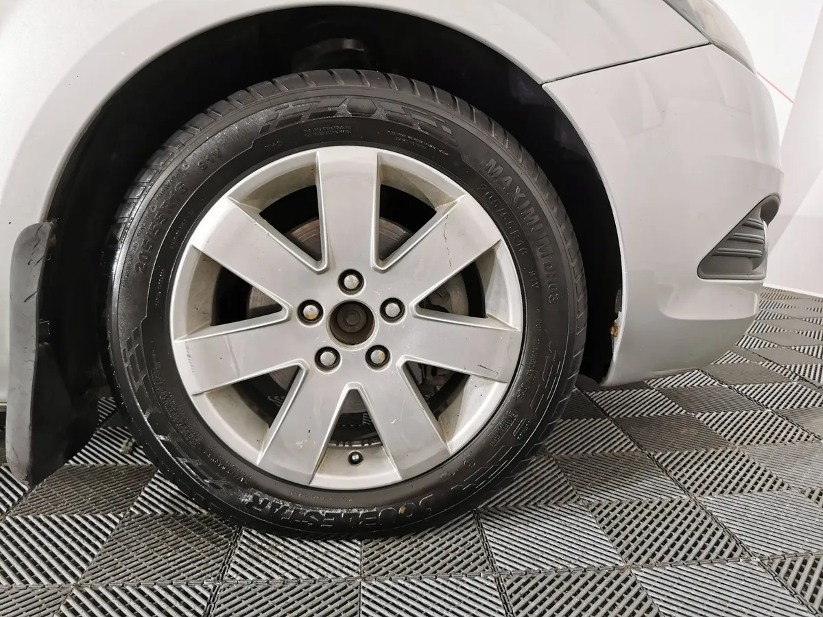 Ford Focus 1.6 AT (101 л.с.) Серебристый в АВИЛОН. Слайд №9