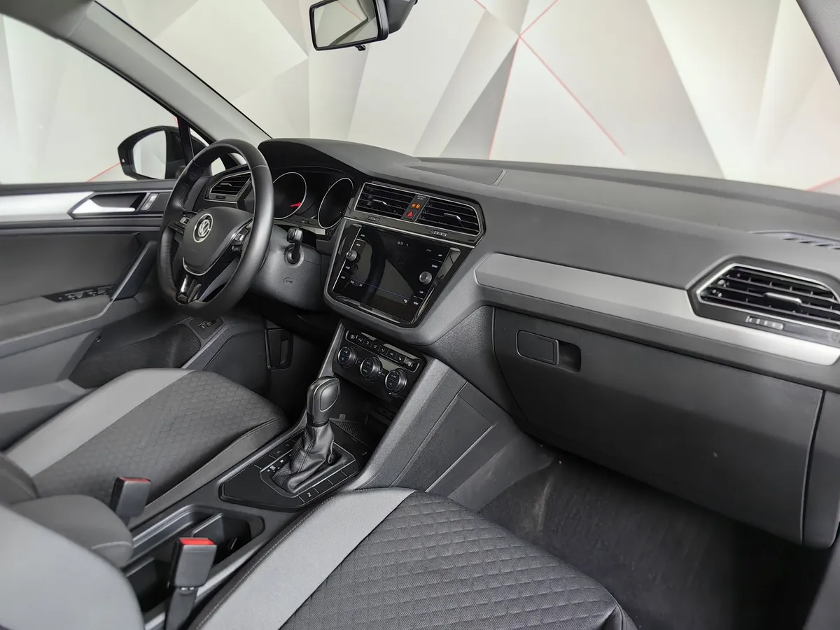 Volkswagen Tiguan 1.4 TSI BlueMotion DSG (150 л.с.) Comfortline Черный в АВИЛОН. Слайд №13