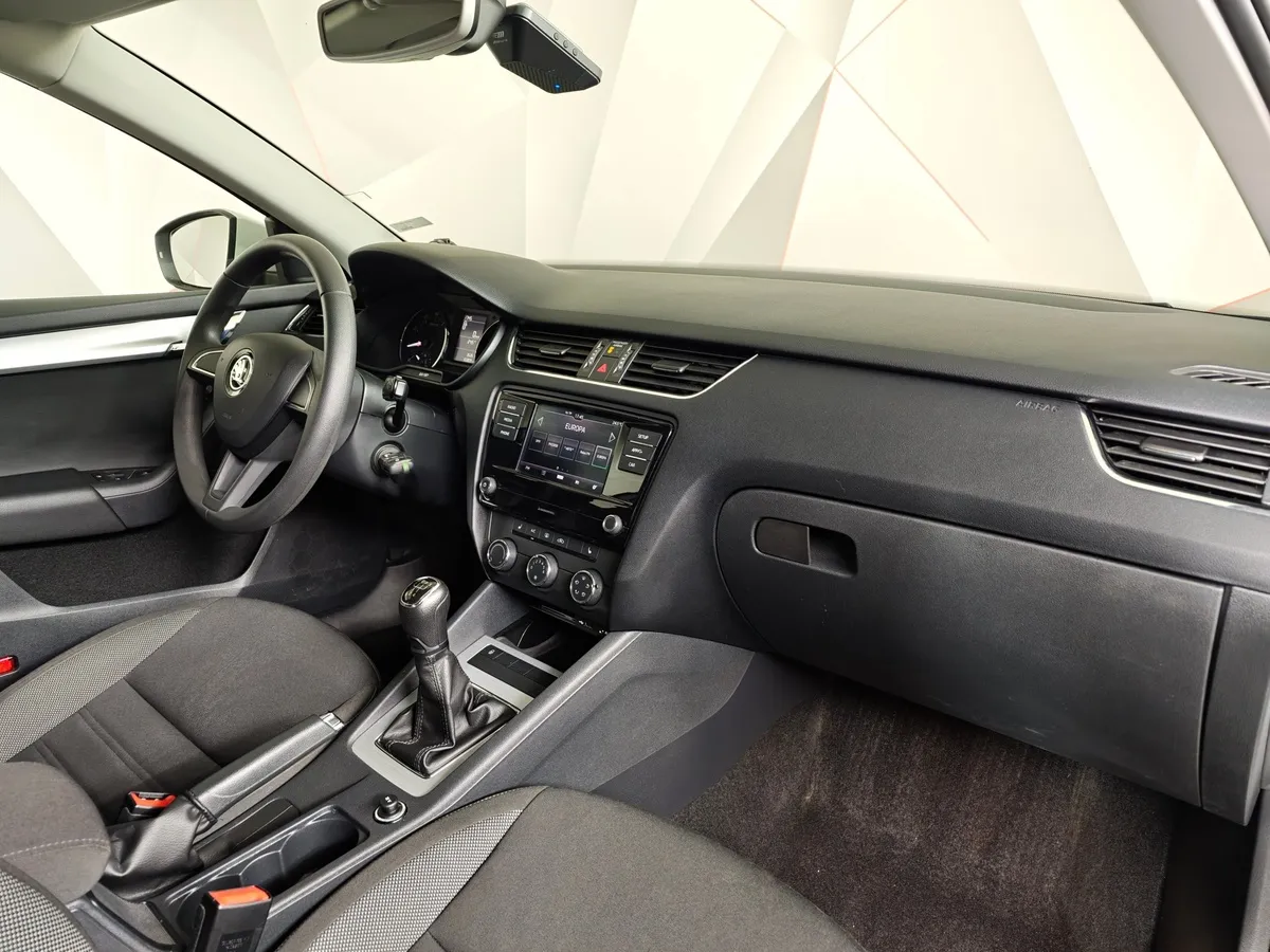 Skoda Octavia 1.6 MPI MT (110 л.с.) Белый в АВИЛОН. Слайд №13