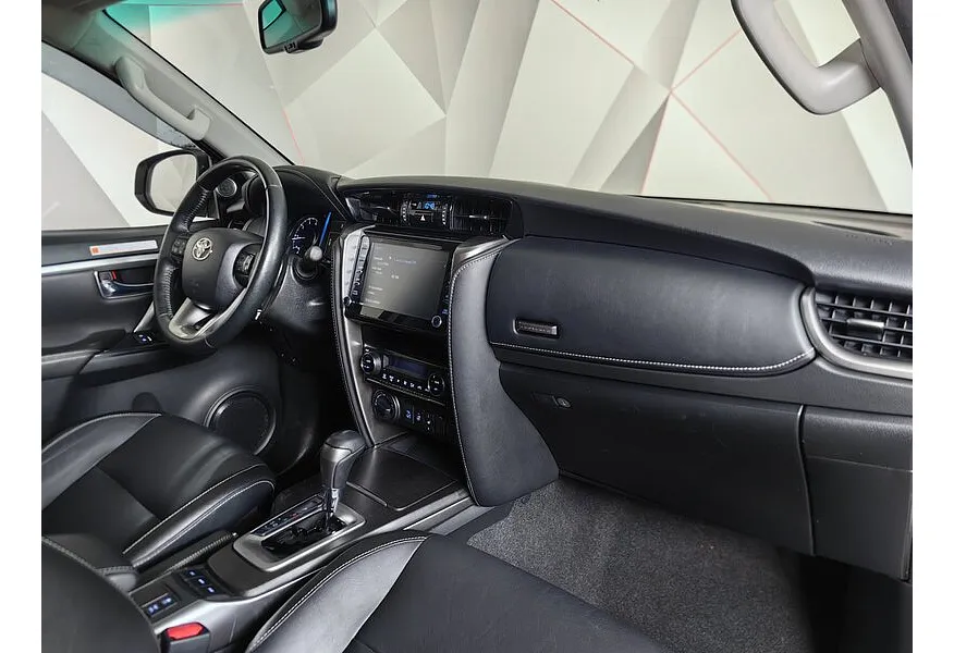Toyota Fortuner 2.8d AT 4WD (200 л.с.) Белый в АВИЛОН. Слайд №13