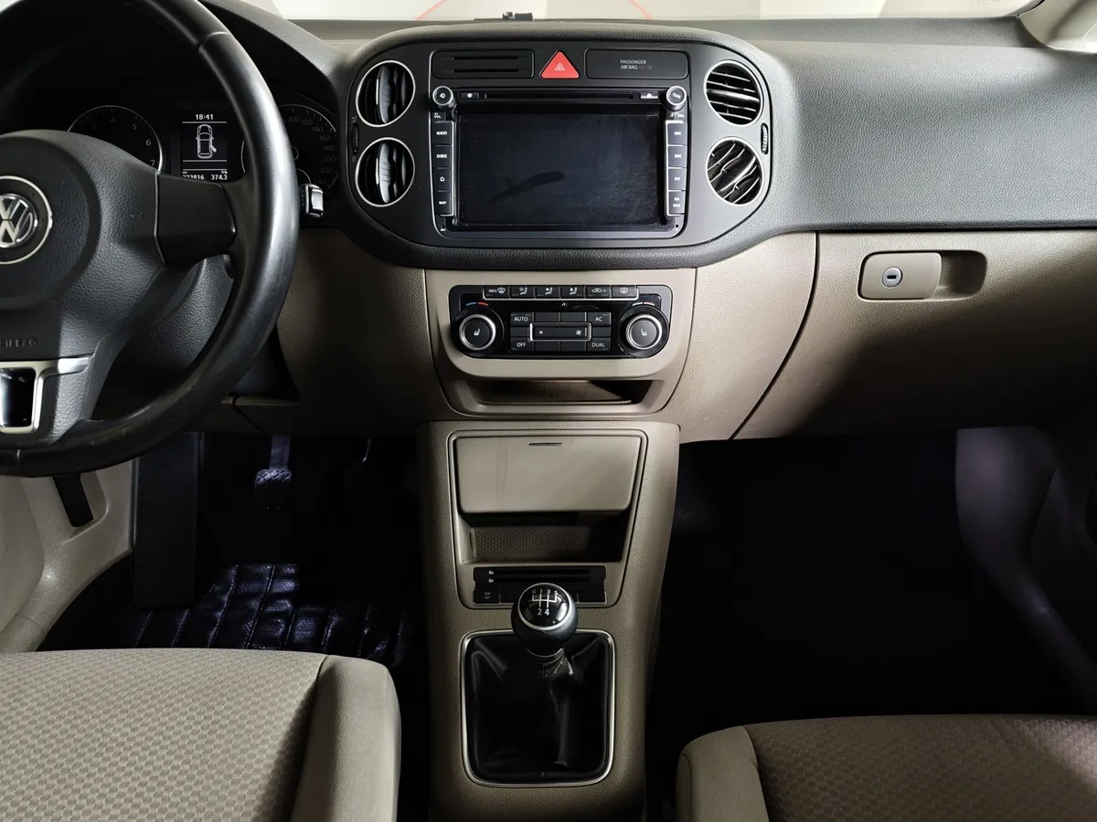 Volkswagen Golf 1.6 MT (102 л.с.) Trendline Черный в АВИЛОН. Слайд №14
